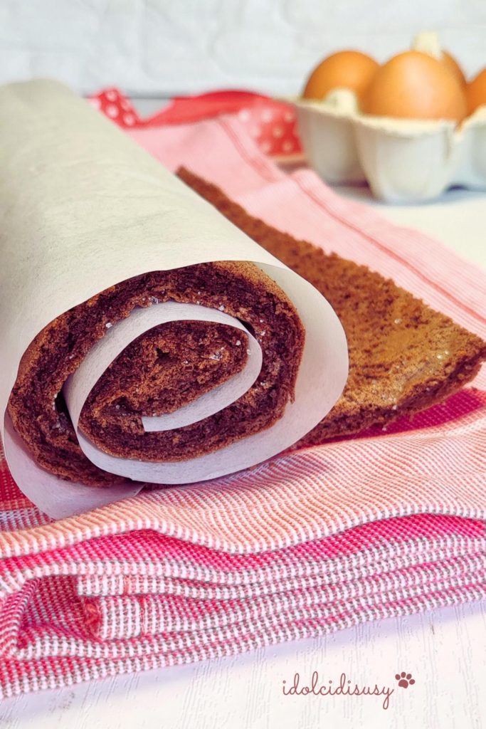 Bizcocho de cacao enrollado en un paño rojo, base suave para rollos rellenos y troncos idolcidisusy