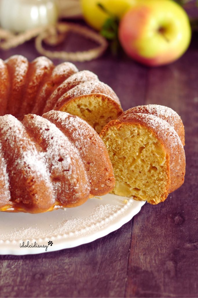 Bundt cake de manzana y yogur esponjosa y aromática con trozos de manzana en la masa, mi tarta de manzana fácil y ligera.