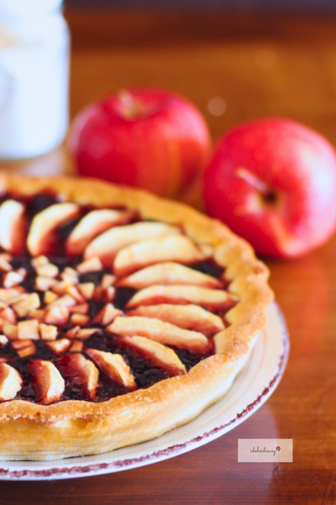 Tarta de manzana y mermelada hecha en casa, con masa quebrada crujiente y manzanas doradas
