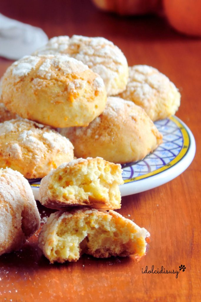 galletas suaves de calabaza espolvoreadas con azúcar en plato colorido