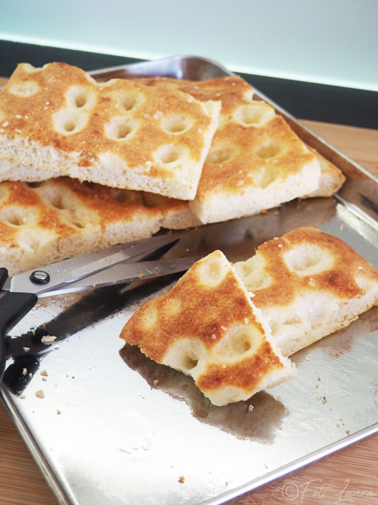 Focaccia en la bandeja cortada en trozos