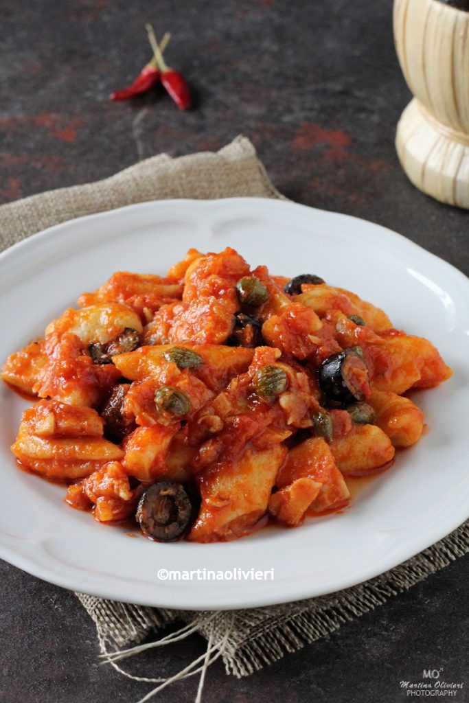 Gnocchi con bacalao, alcaparras y aceitunas