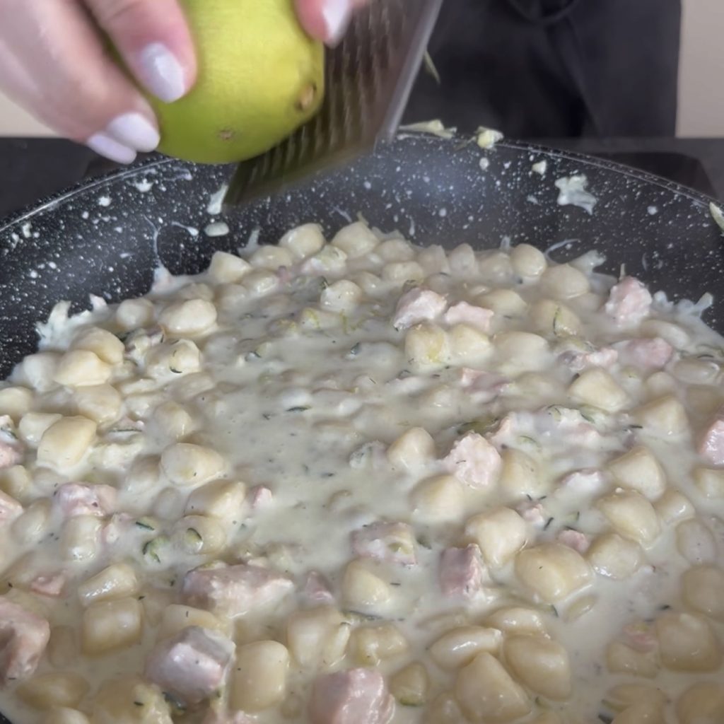 Gnocchi con salmón y calabacines