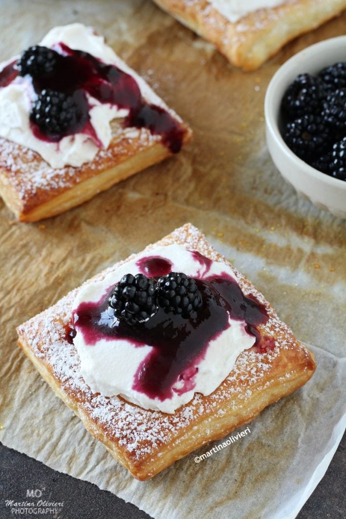 Hojaldres con ricotta y moras silvestres