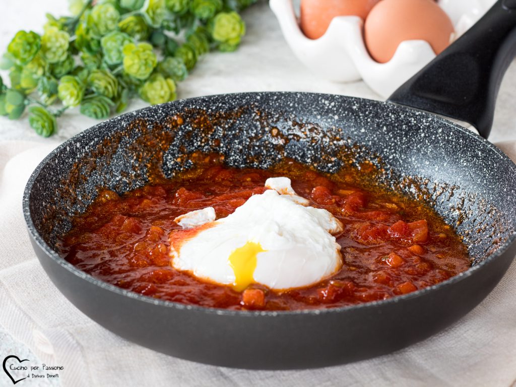 Huevo escalfado en sartén con tomate