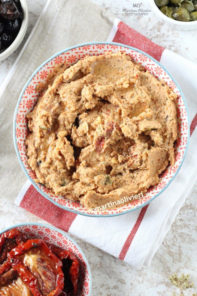 Hummus de garbanzos con tomates secos