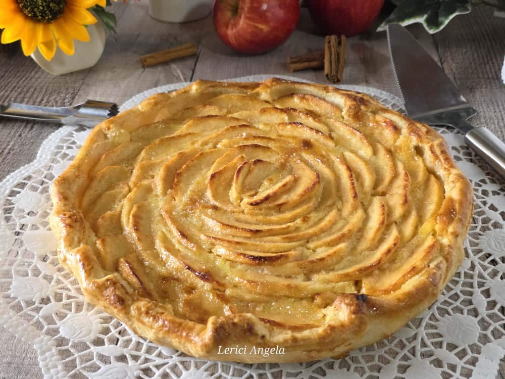 Tarta de hojaldre con crema y manzanas