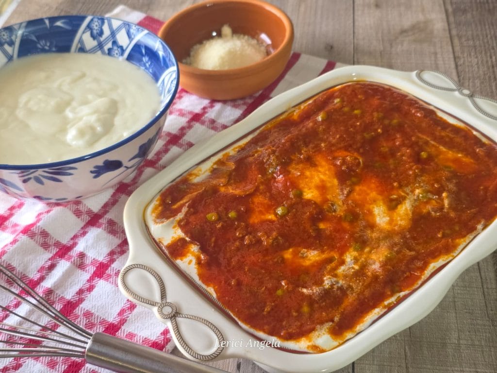 Lasañas ricas con ragú y guisantes