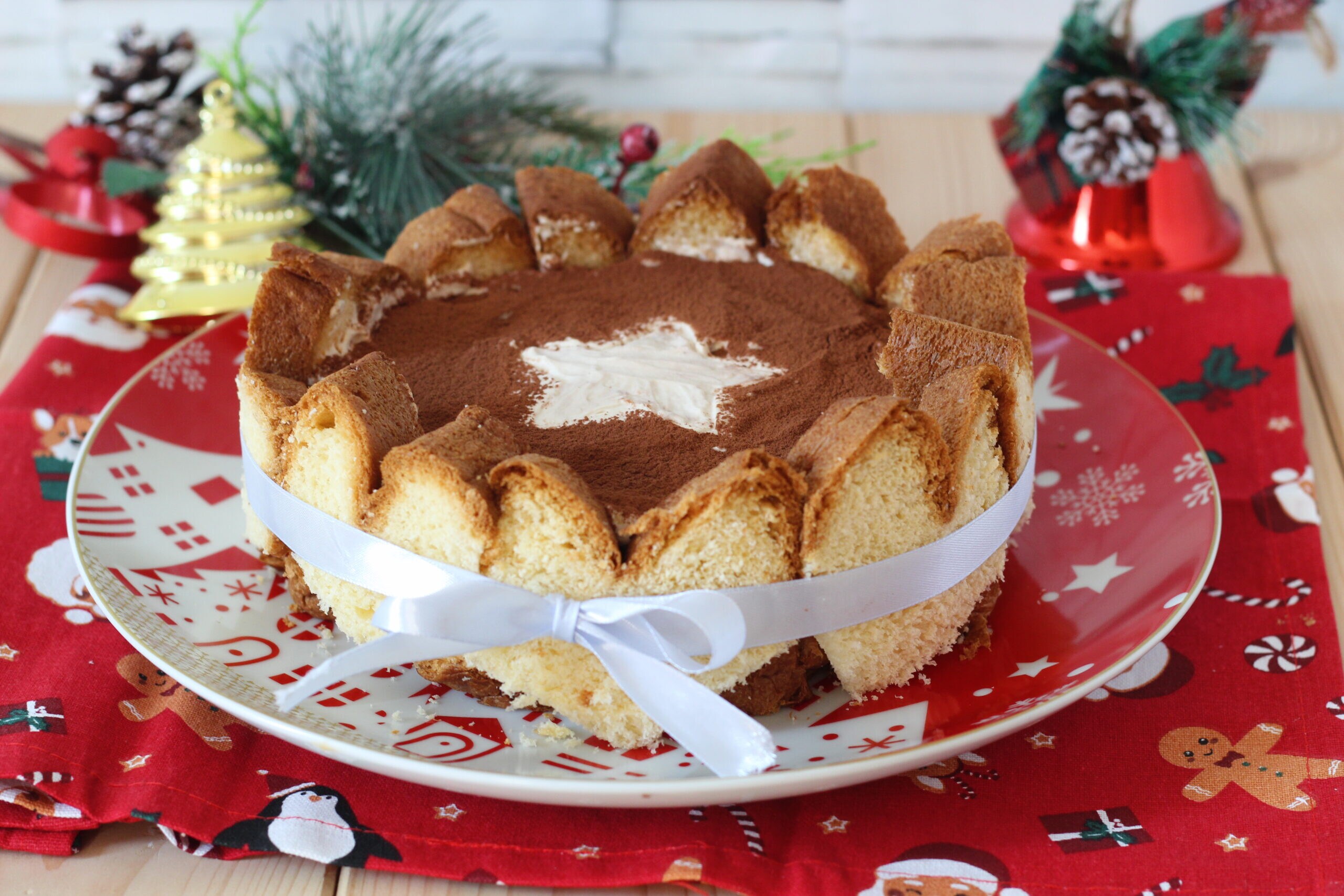 Charlotte de pandoro con crema de tiramisú sin huevos