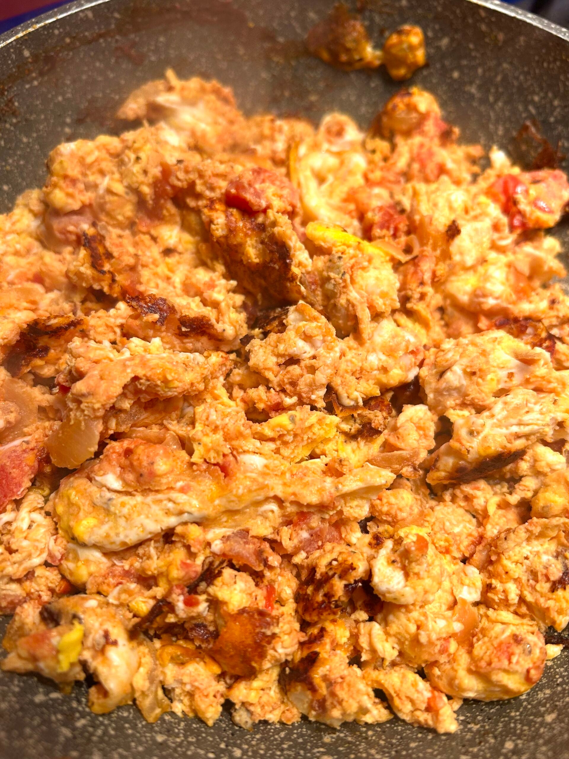 Huevos revueltos con tomate.