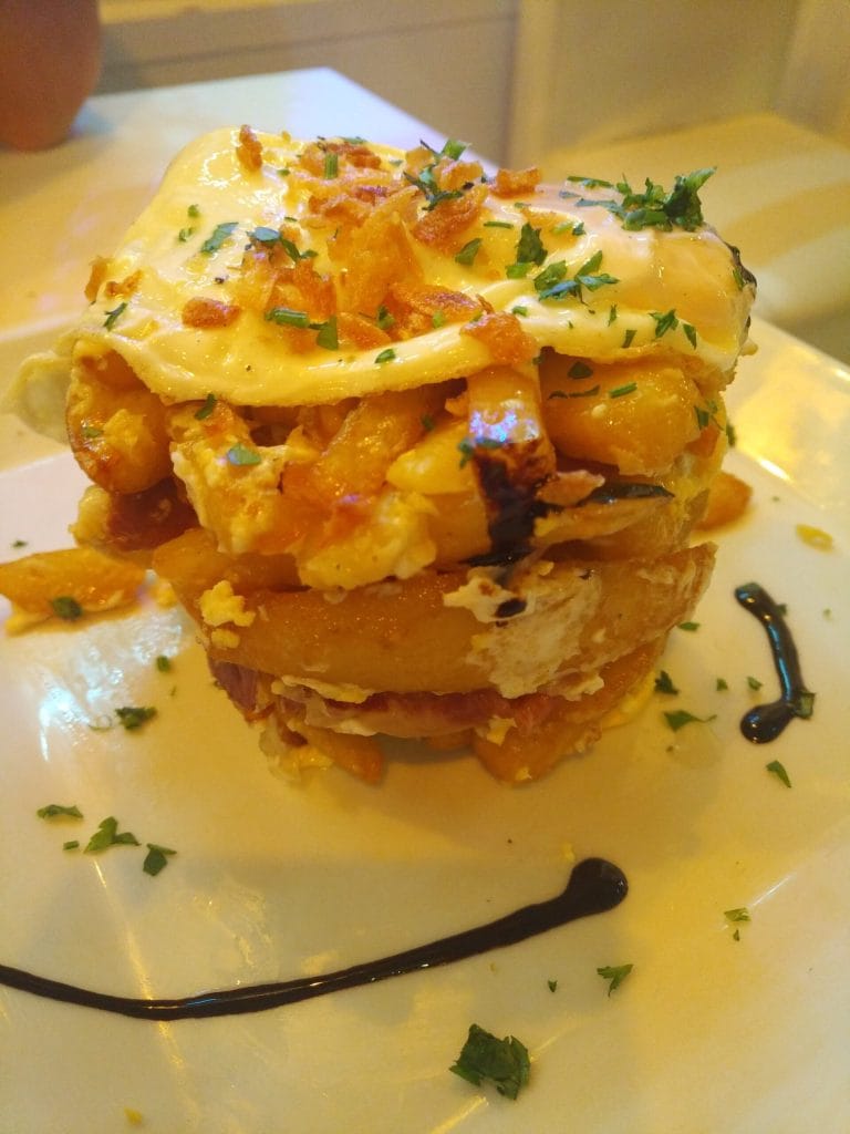 Huevos rotos con chistorra