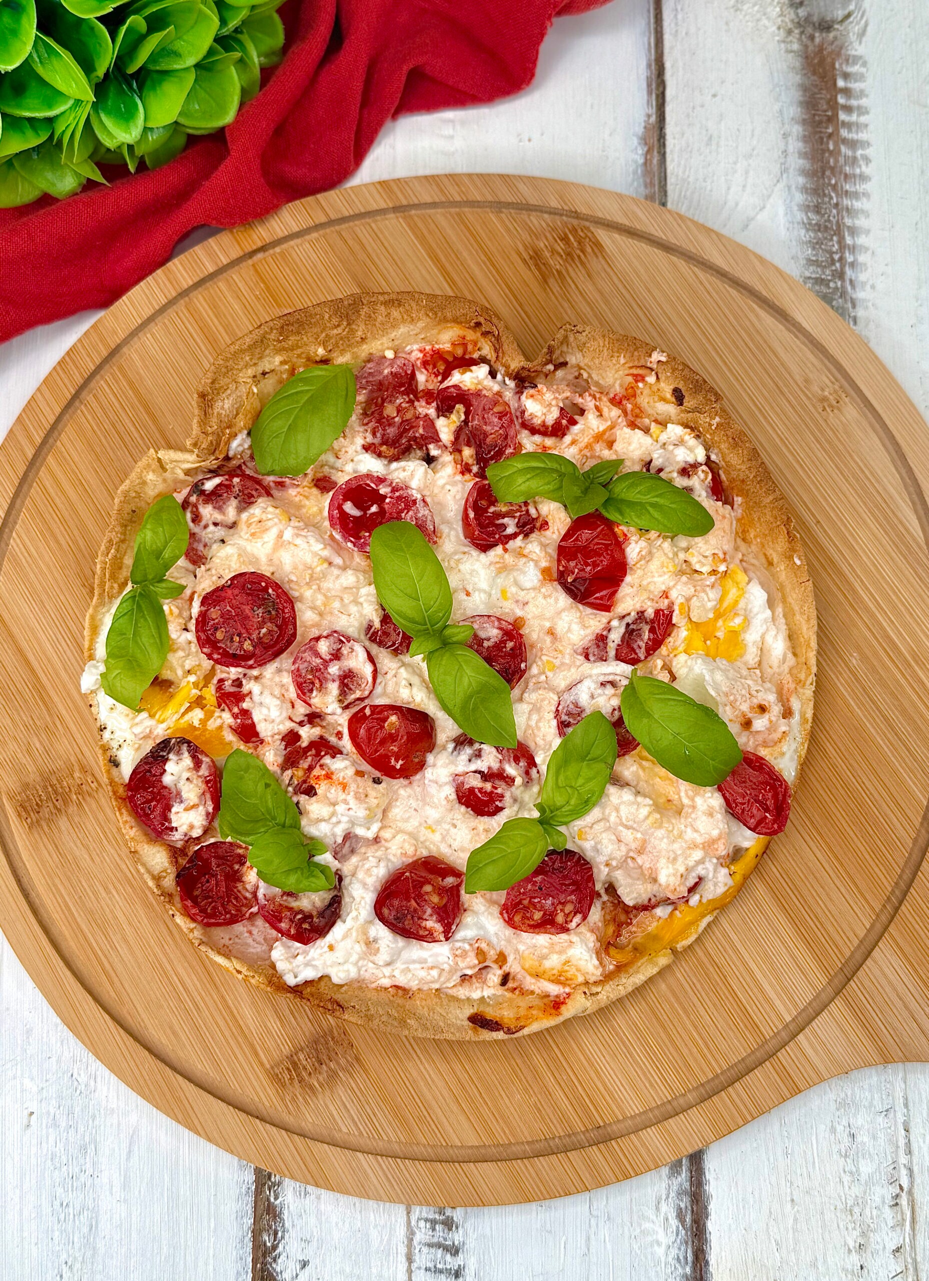 Piadifrittata veraniega con feta y tomatitos en freidora de aire