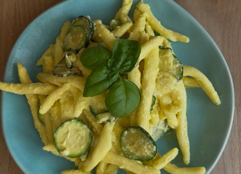 pasta con calabacines ricotta y azafrán
