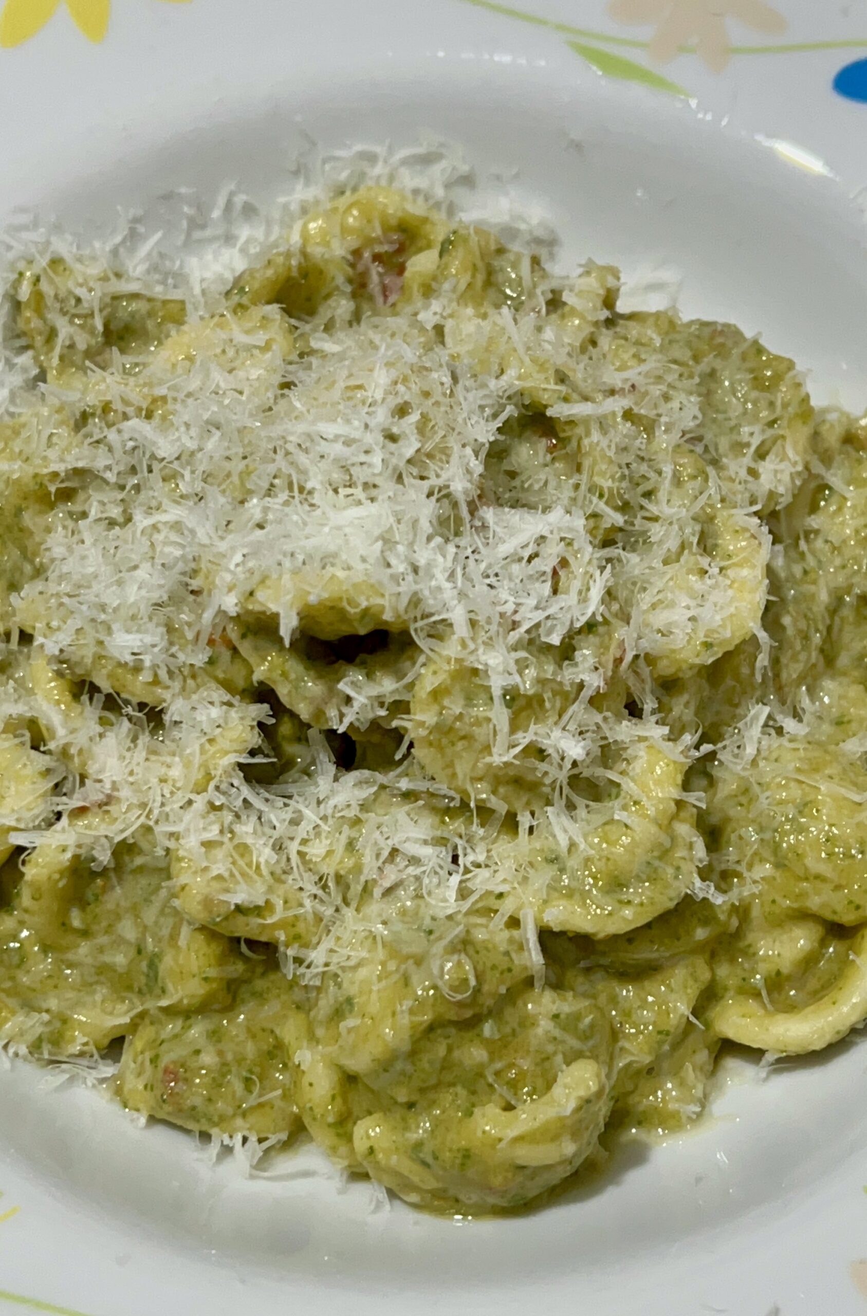 Pasta cremosa con rúcula y tomatitos