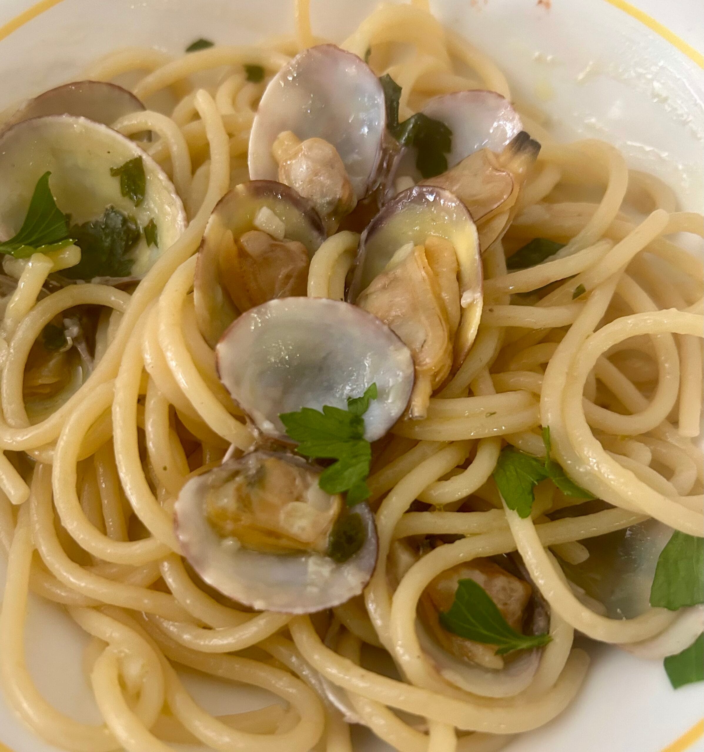 Espaguetis con almejas: mi receta fácil y cremosa