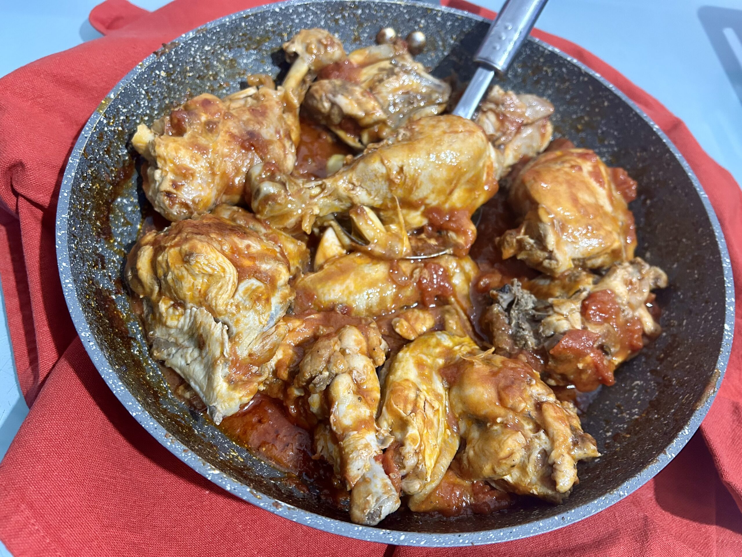 Pollo en sartén con tomate