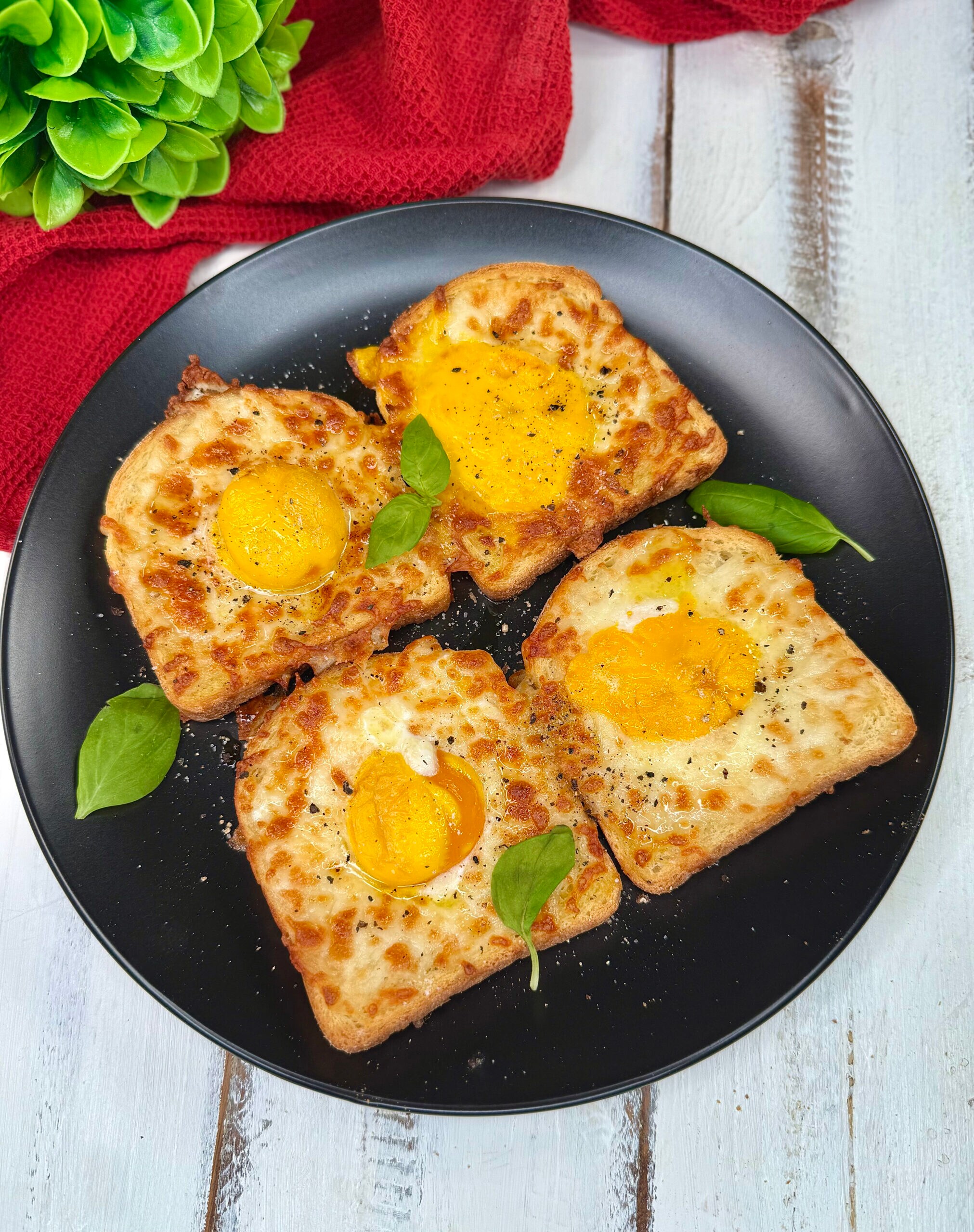 Tostada de huevo con corazón cremoso en freidora de aire