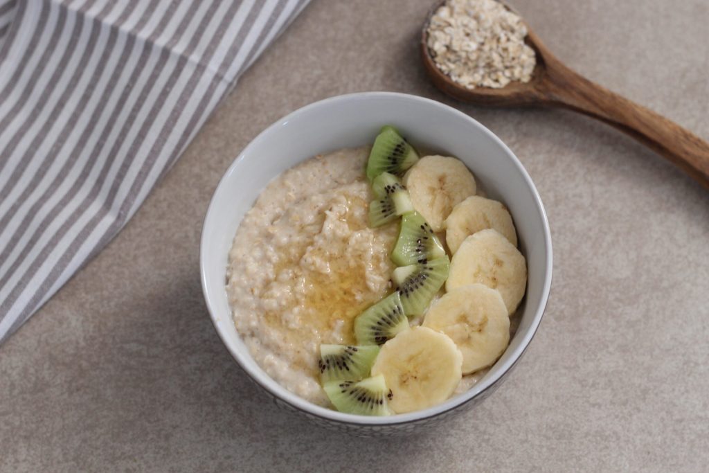 porridge con avena, plátano y kiwi