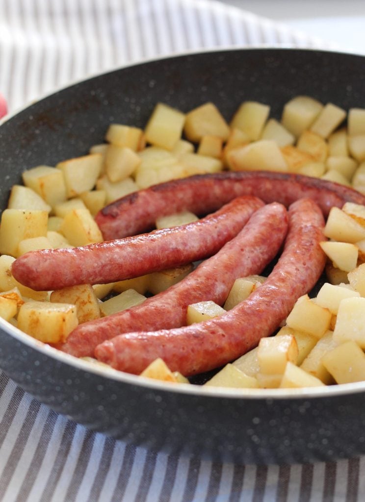 salchicha casera y papas en sartén