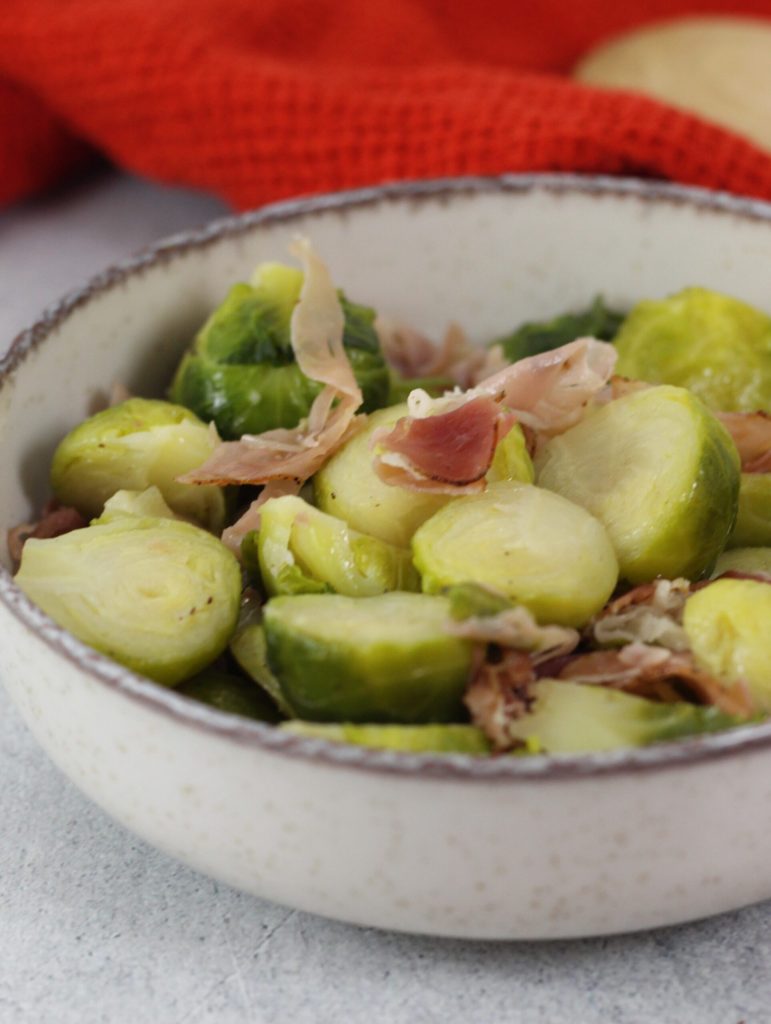 coles de Bruselas y speck en sartén