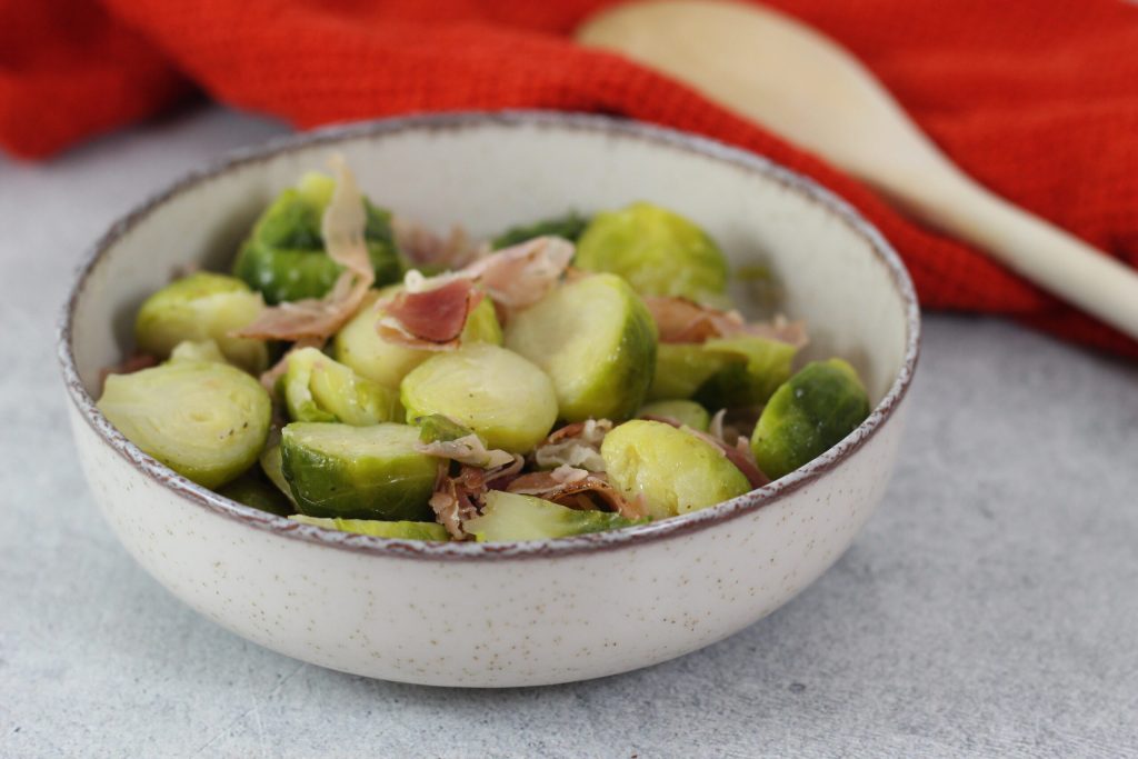 coles de Bruselas y speck en sartén