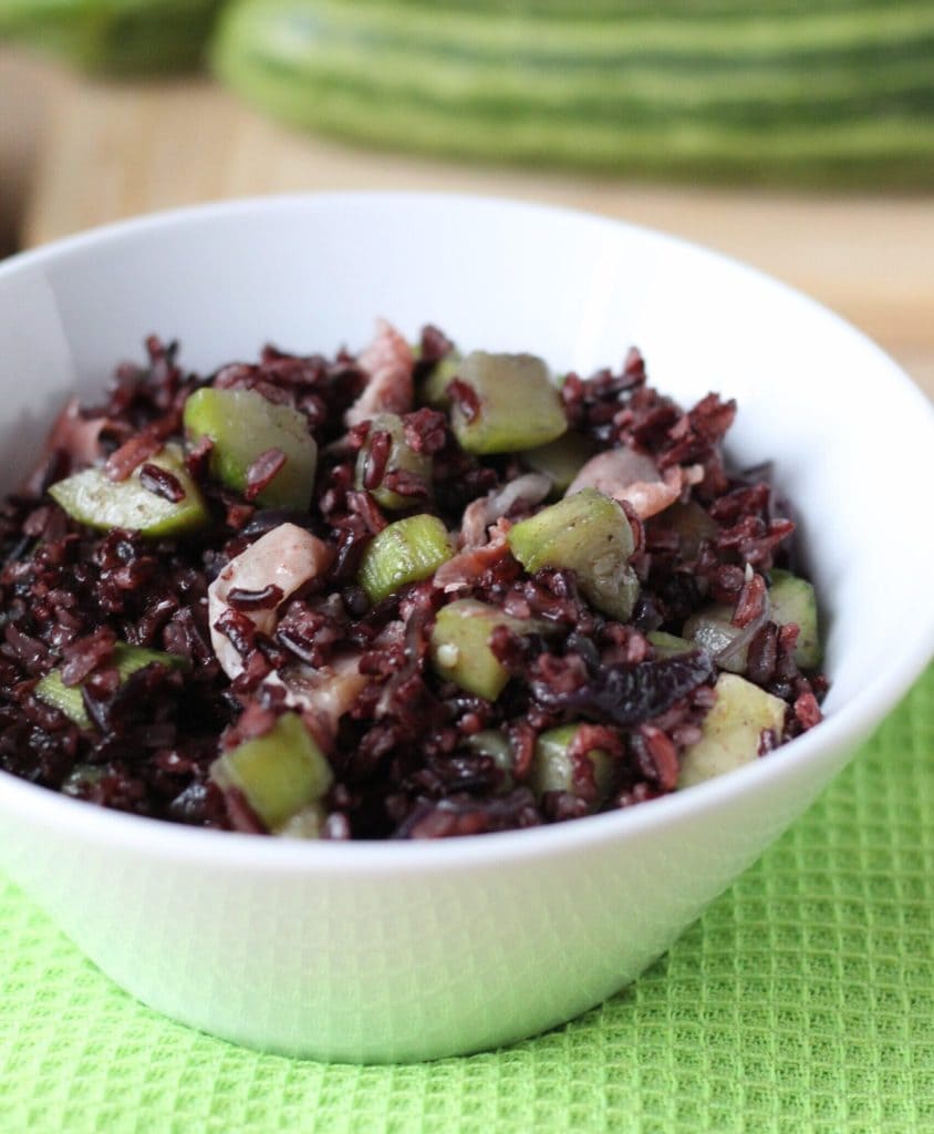 arroz negro frío con calabacines y speck