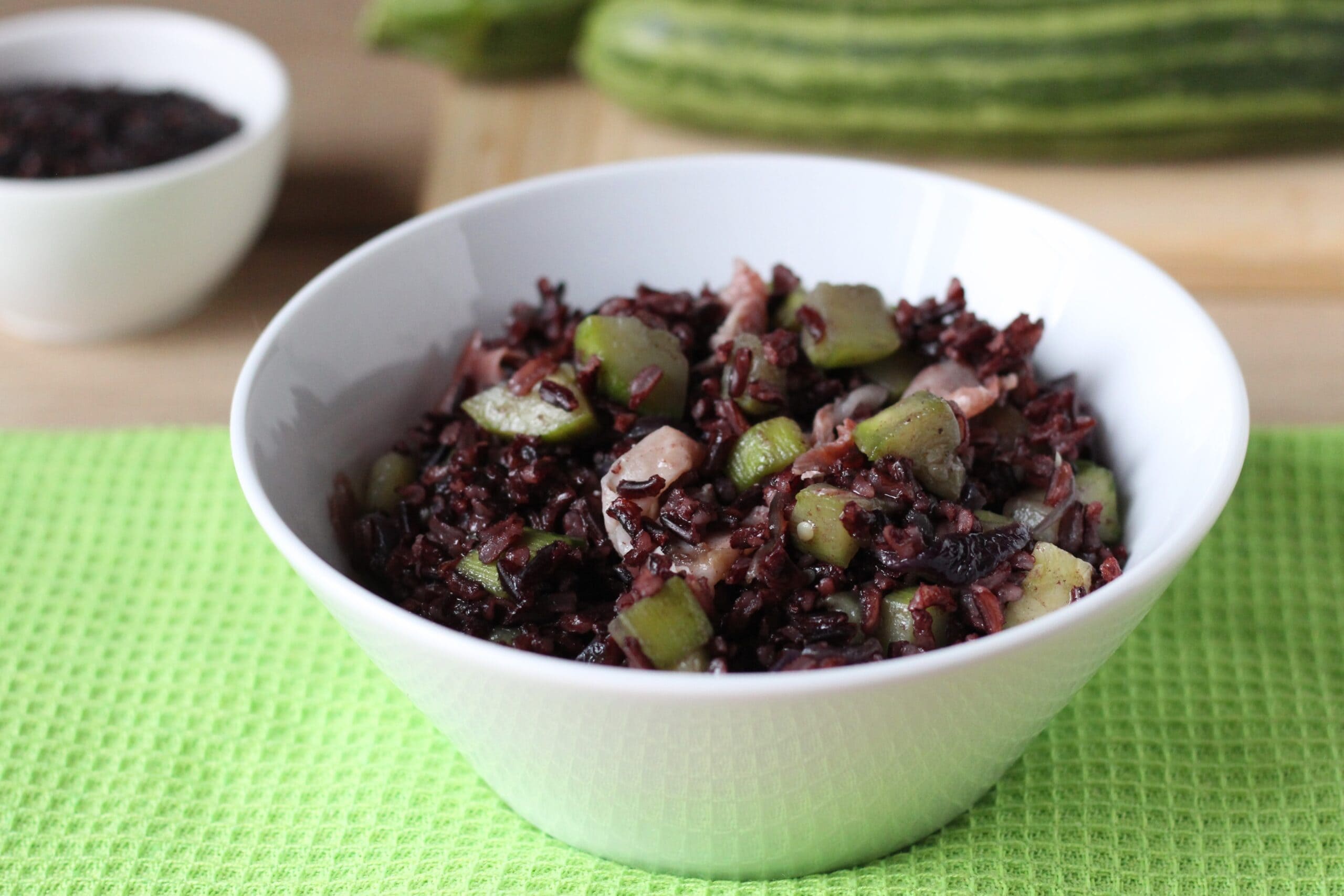 Arroz negro frío con calabacines y speck