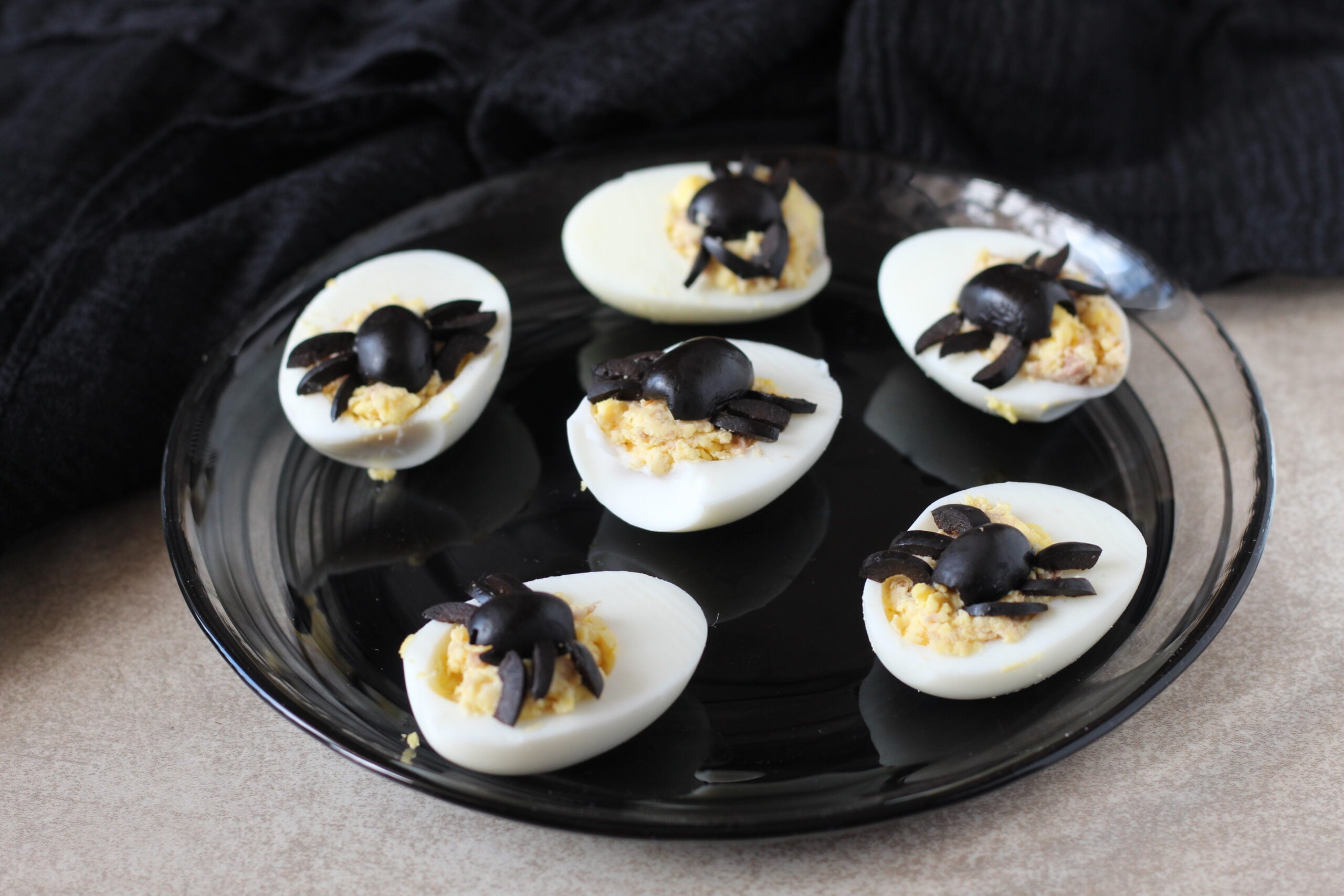 Huevos rellenos cocidos de Halloween