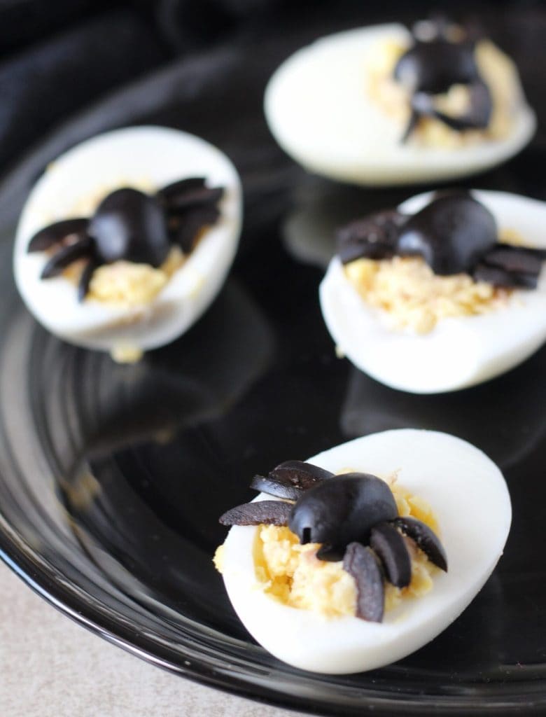 huevos rellenos cocidos de Halloween