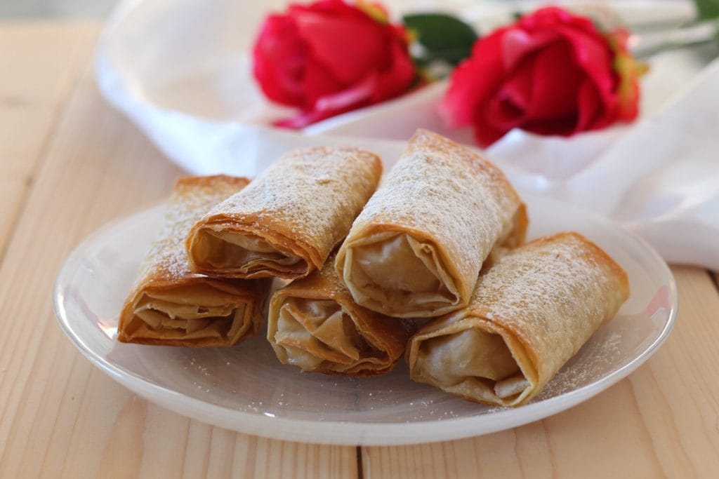 rollitos de hojaldre de manzana, canela y piñones