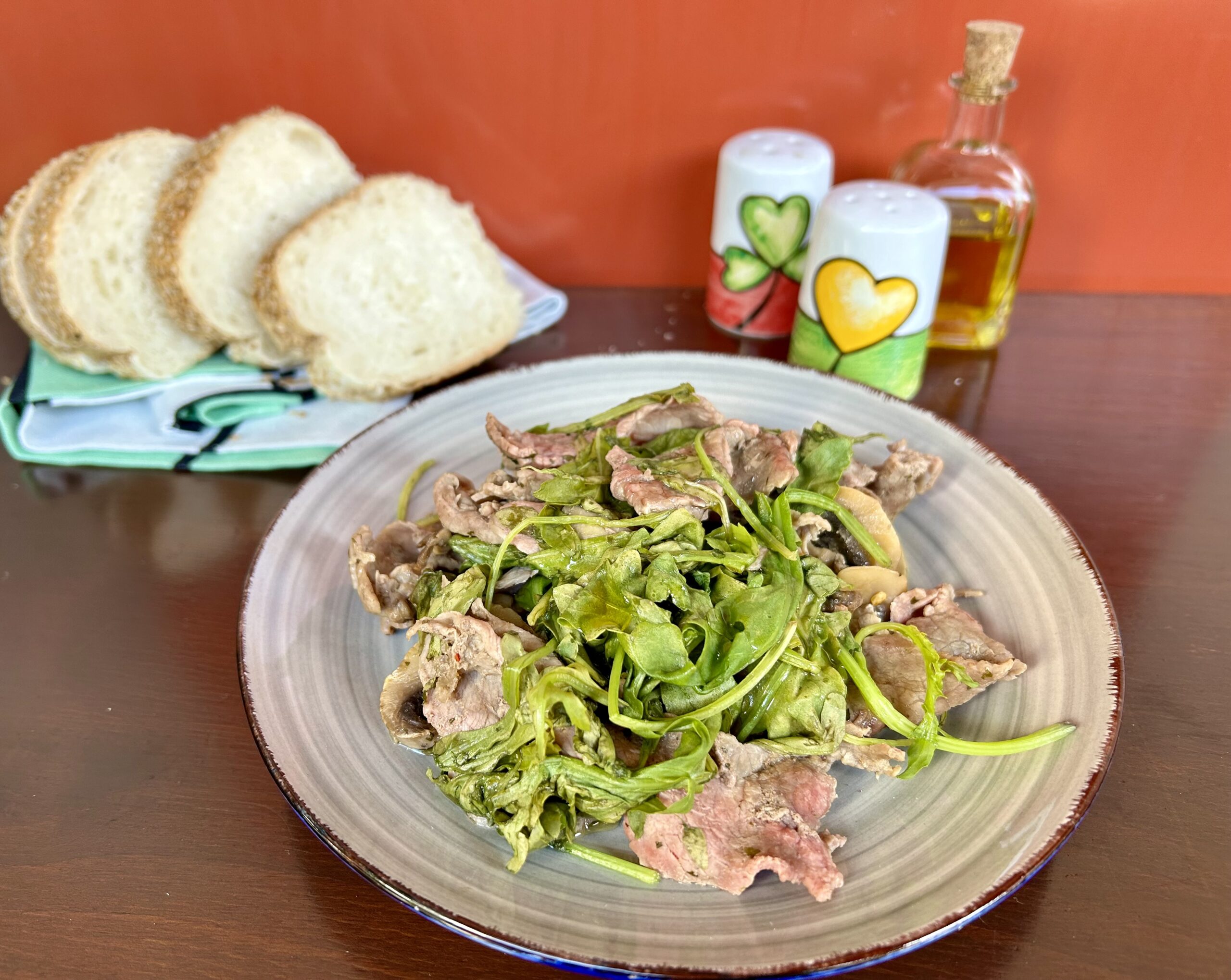 Tiras de ternera con champiñones y rúcula