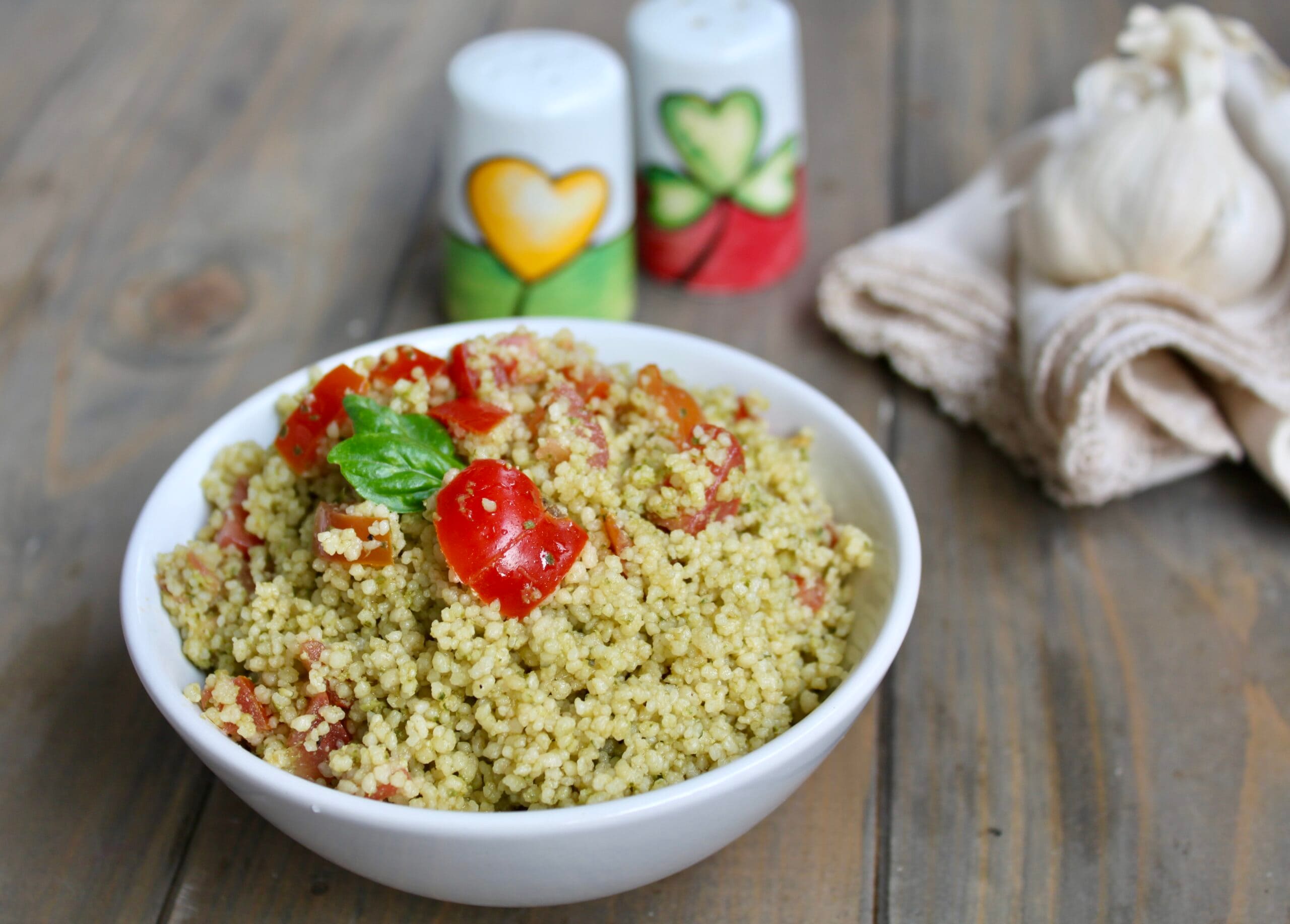 Cuscús con pesto y tomatitos: receta rápida de verano