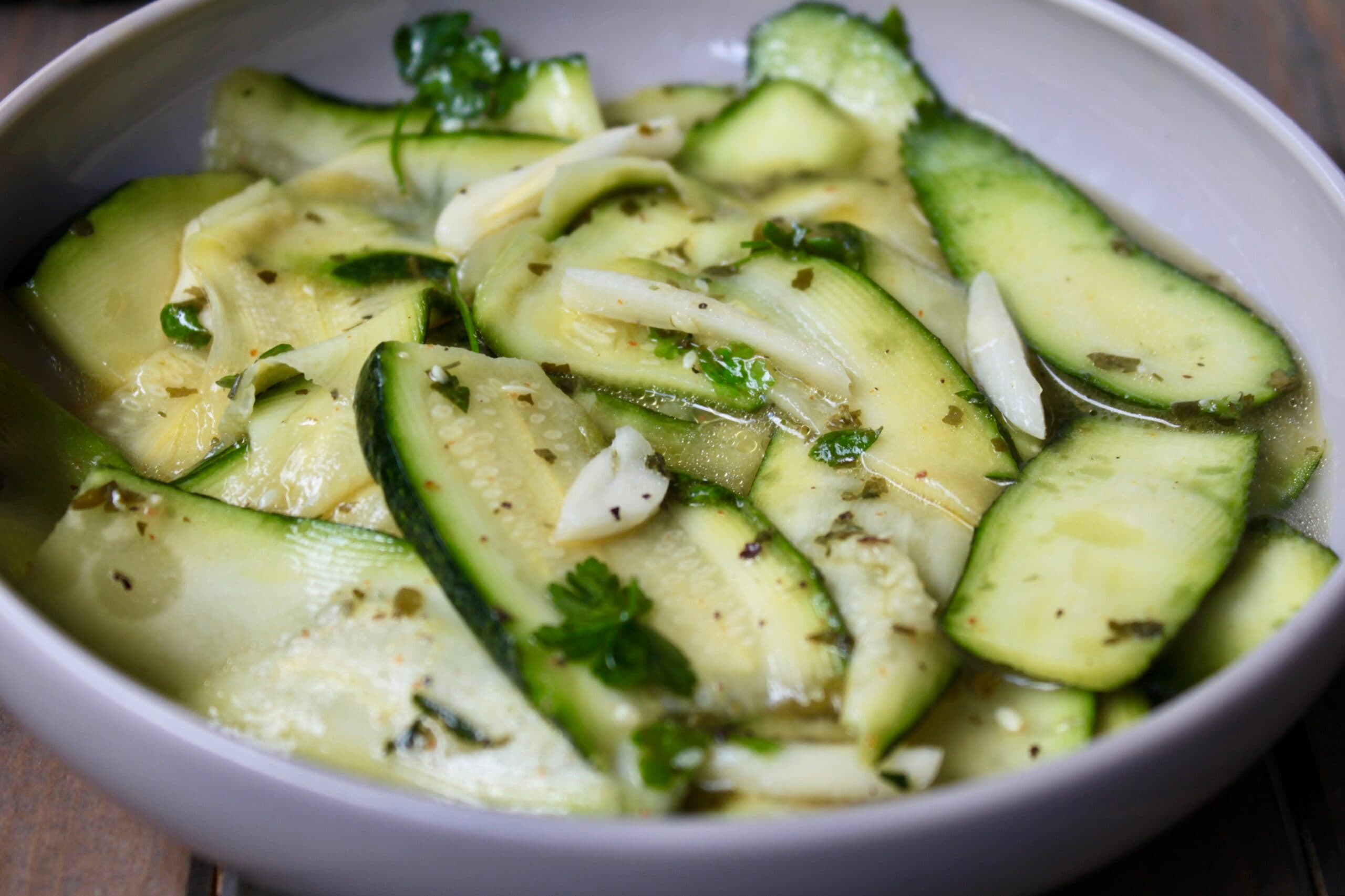 Calabacines Marinados en Crudo: Frescos, Rápidos y Sin Cocción
