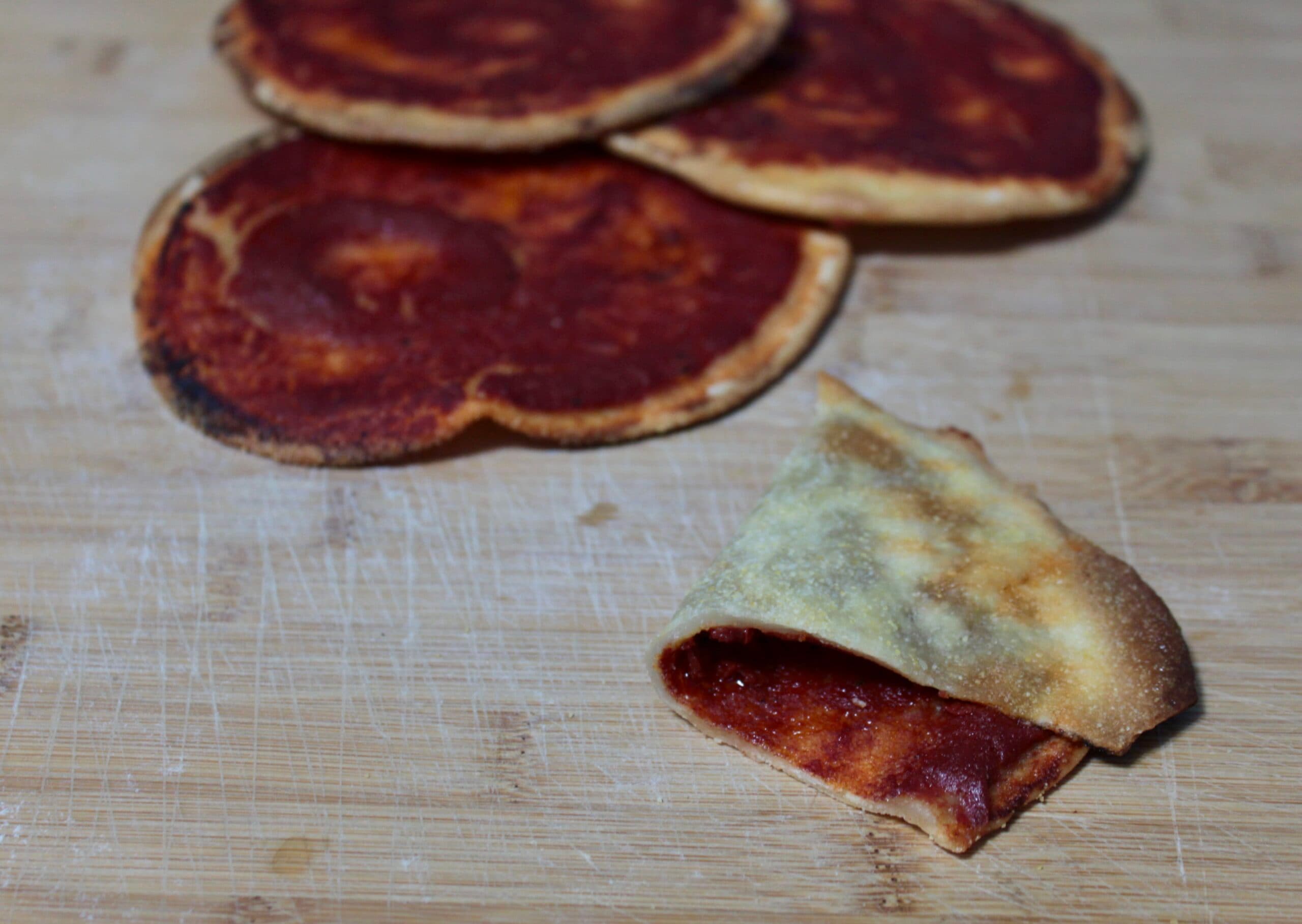 Pizzetas rojas sin levadura: crujientes y listas en 30 minutos