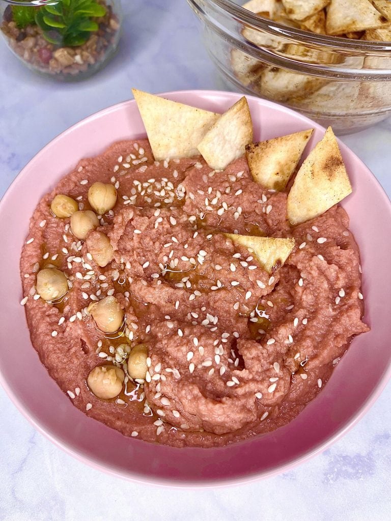 Hummus rosa facile e nachos di piadina in friggitrice ad aria