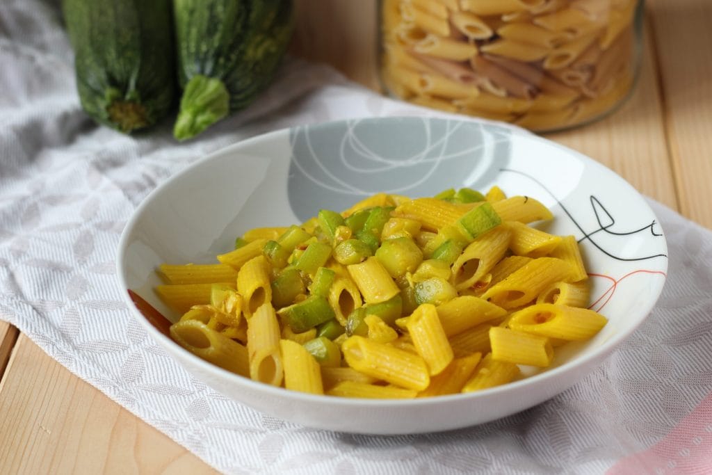 pasta con calabacines y azafrán