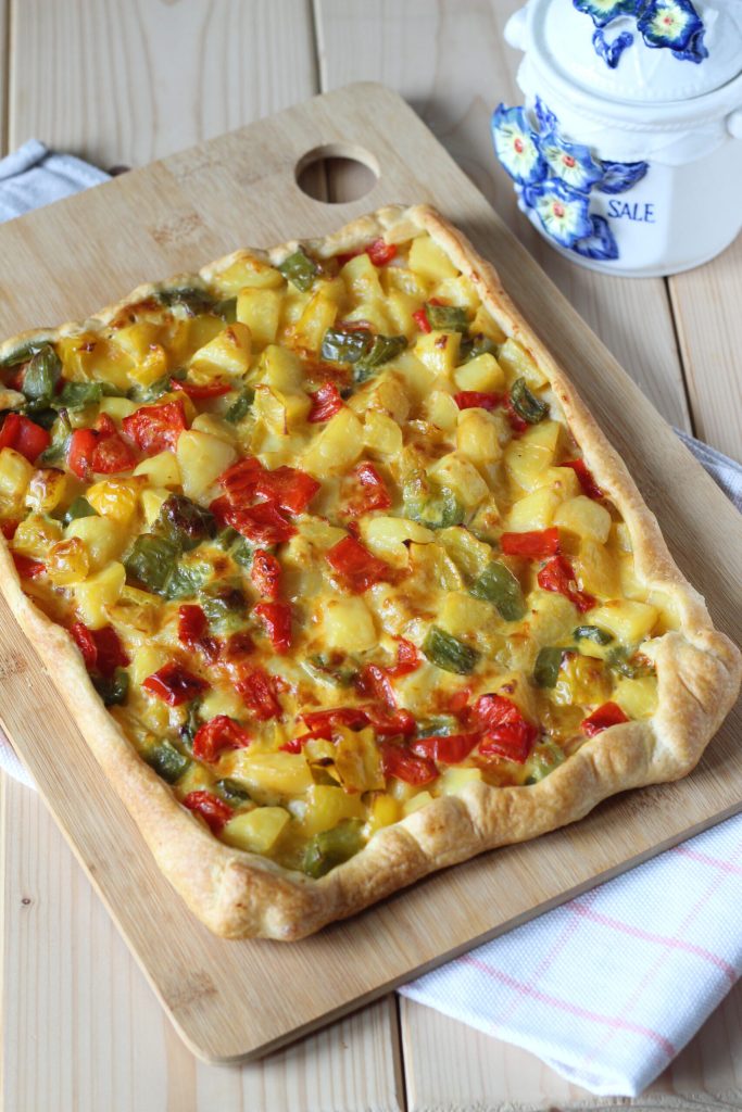 tarta salada de hojaldre con pimientos y patatas