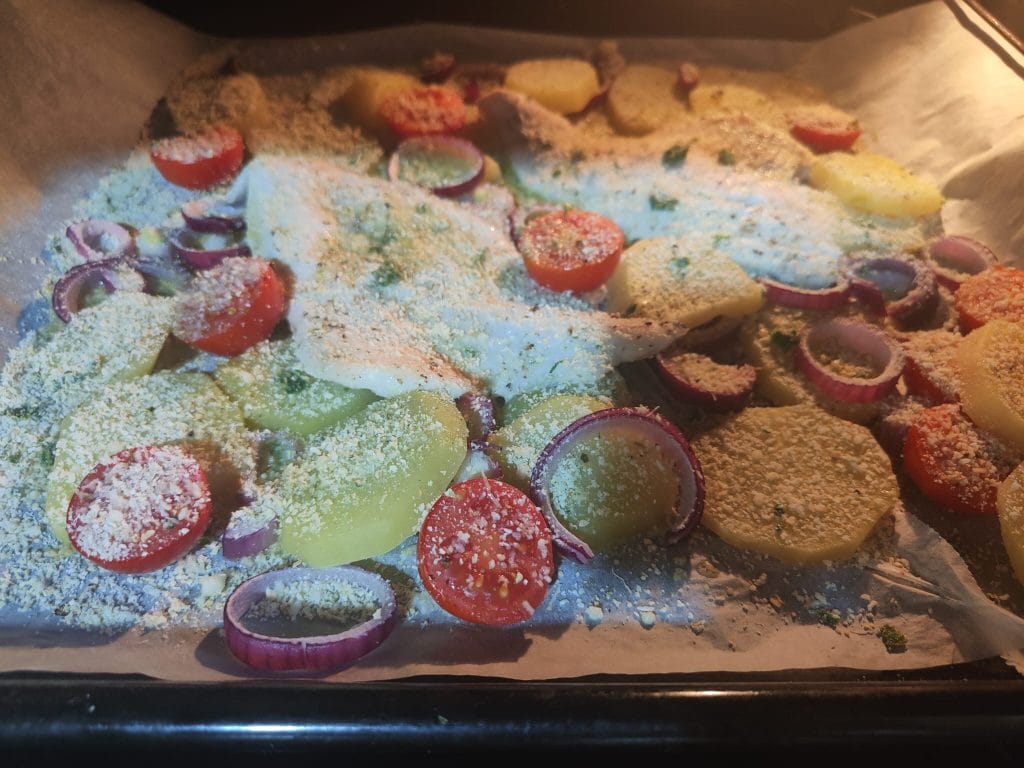 Filetes de dorada con patatas y tomates cherry gratinados