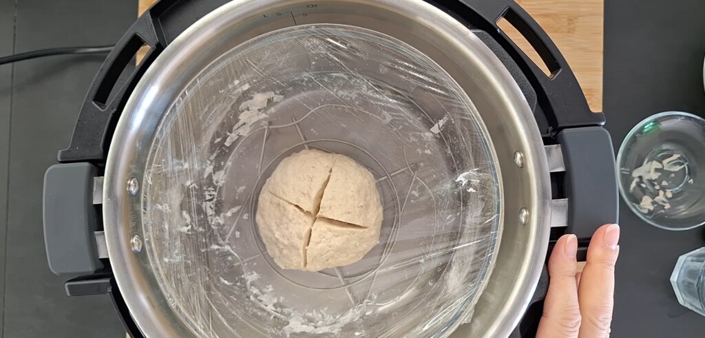 Bol con masa dentro de la Instant Pot