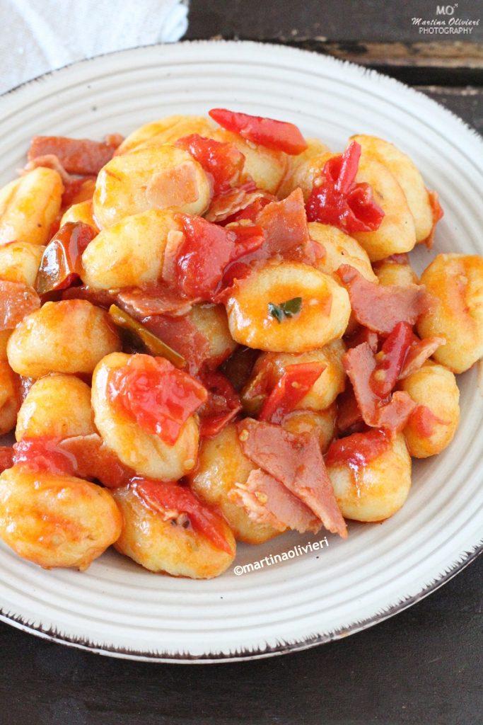 Ñoquis con tomatitos y speck