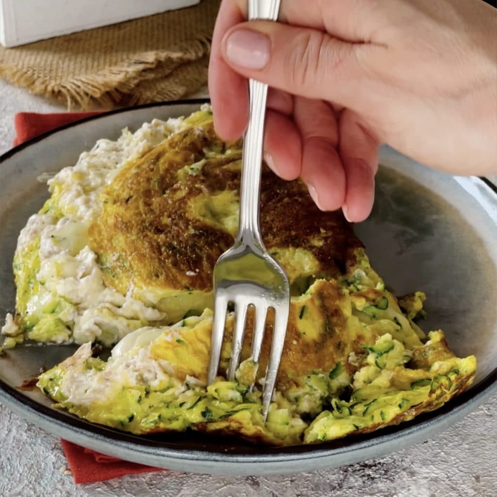 Omelette de calabacines rellena con atún