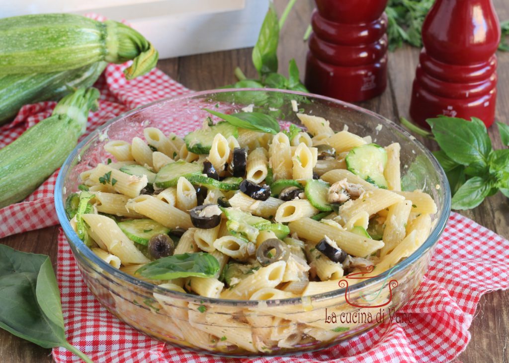 PASTA FRÍA CON CALABACINES, ATÚN Y ACEITUNAS