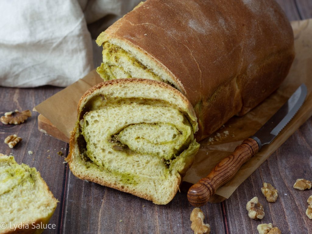 Pan blanco con pesto