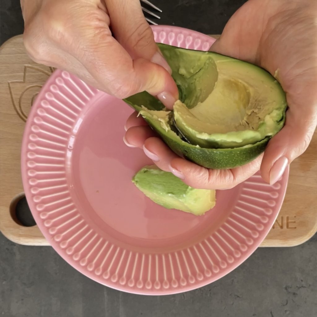 Panqueques salados con salmón y aguacate