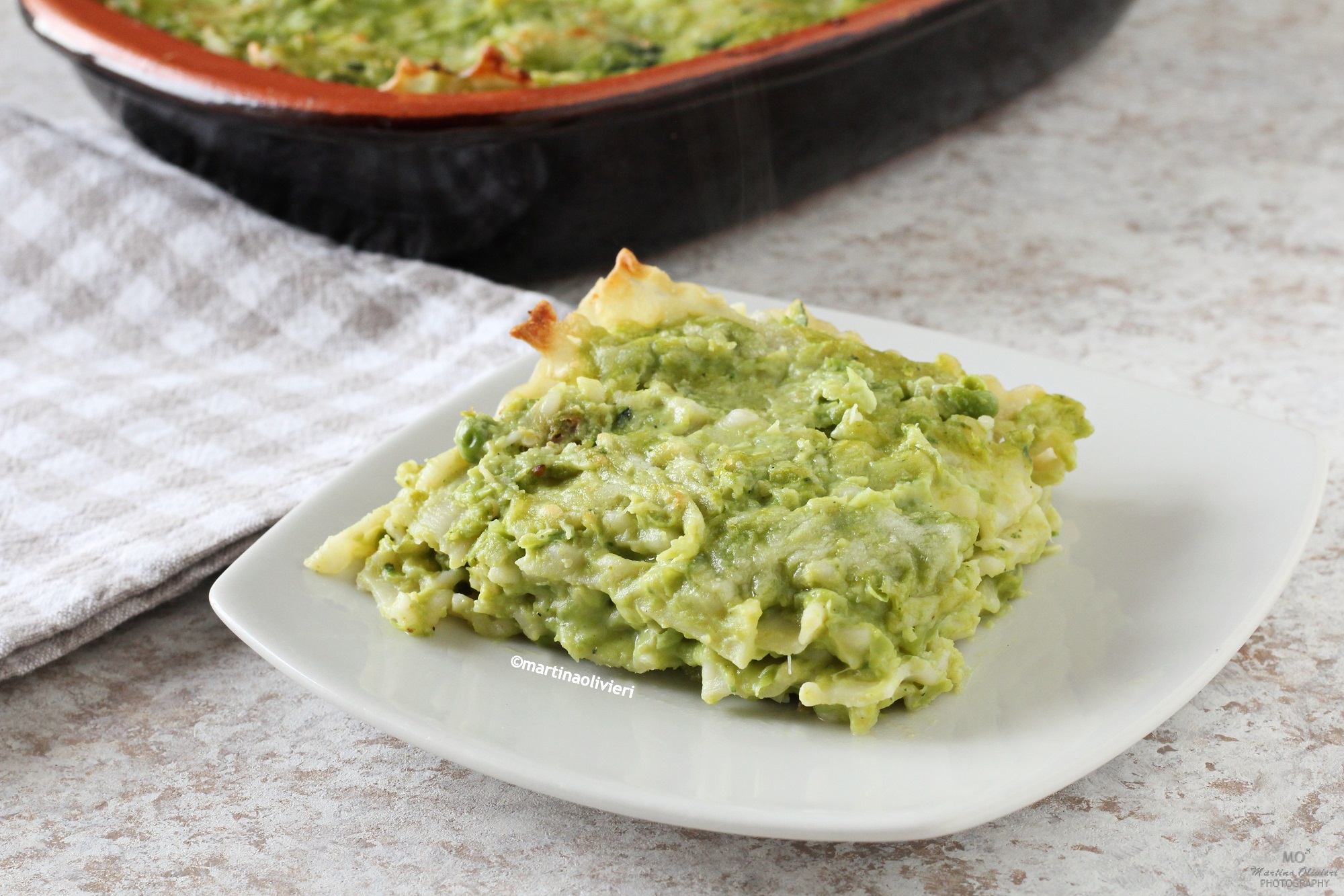 Pasta al horno con calabacines y guisantes