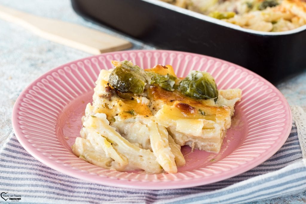 Pasta al horno con salchicha y coles de bruselas