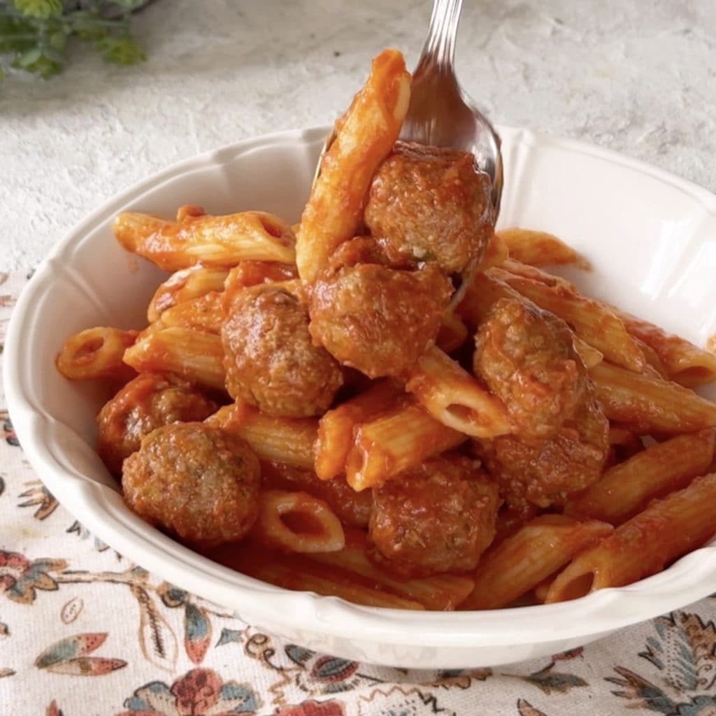 Pasta con albóndigas