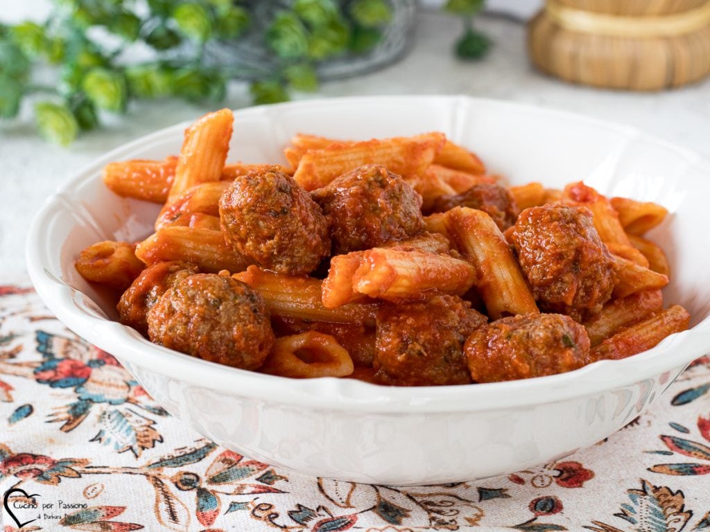 Pasta con albóndigas