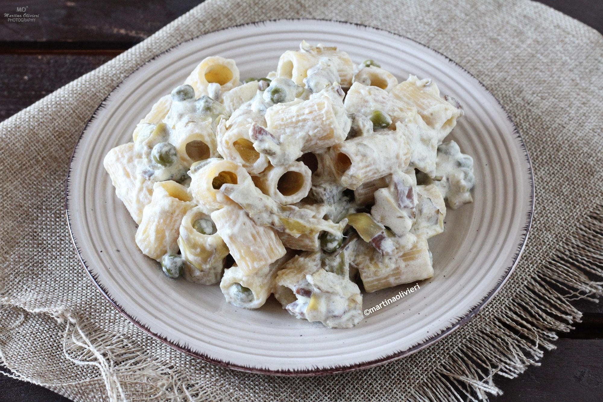 Pasta con alcachofas, guisantes y jamón