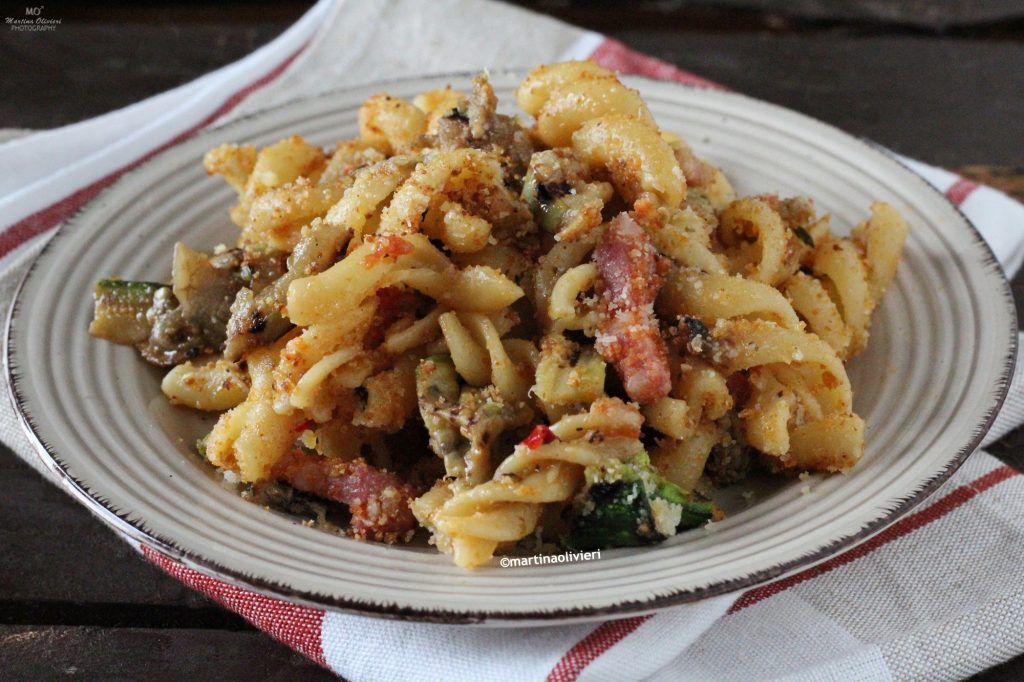 Pasta con bacon y verduras a la parrilla